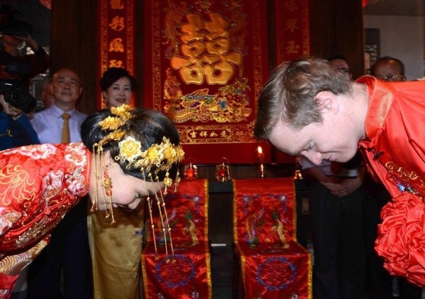 美国男子拿出中国国籍提出求婚，诚意十足，女方父母欣然接受