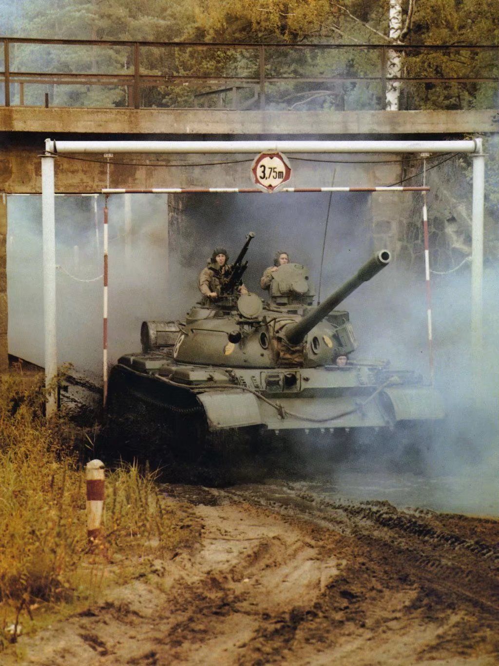 1962年，苏军坦克与美军坦克对峙于查理检查站，