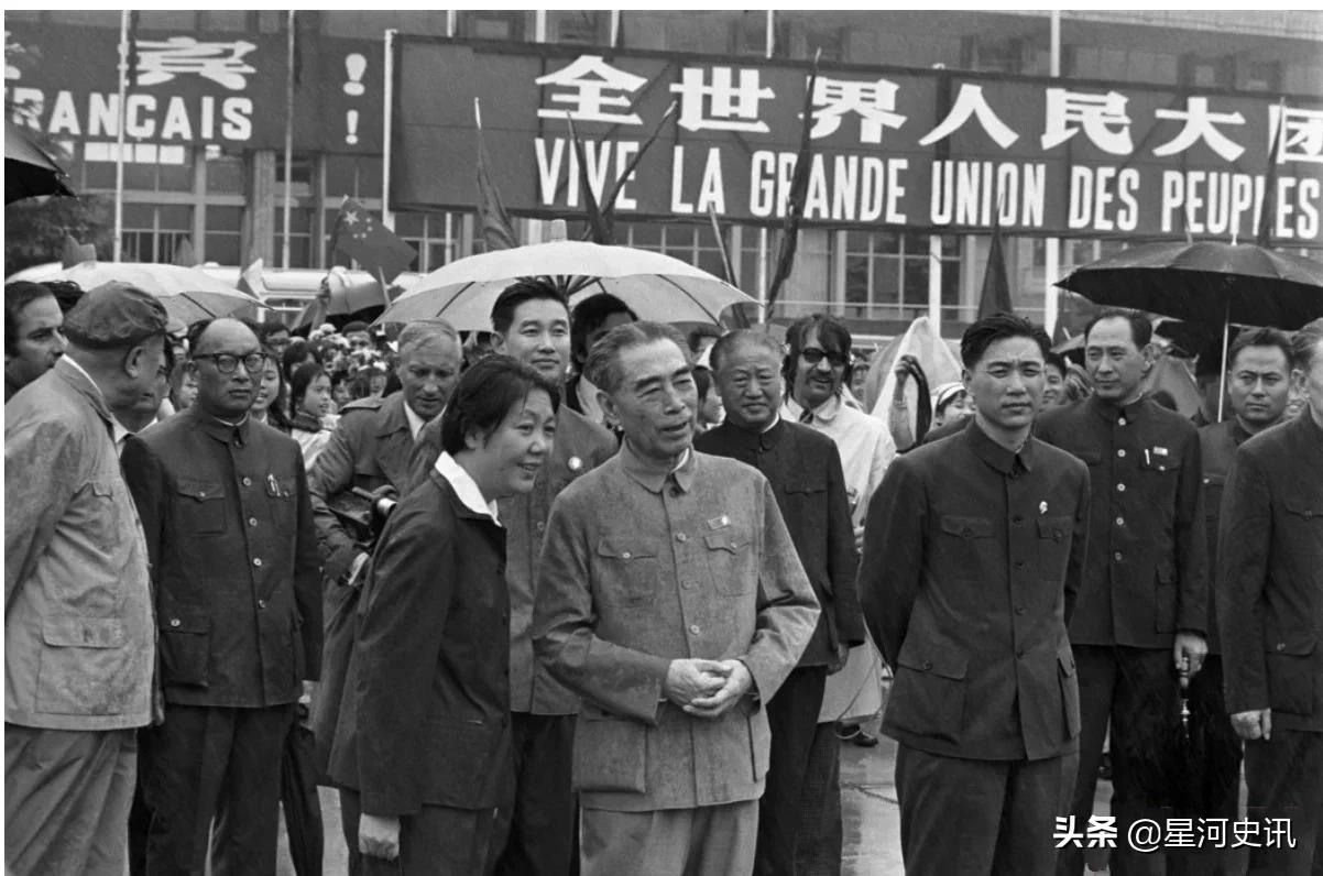 经典老照片 73年时周总理 王洪文冒雨送别法国总统蓬皮杜 资讯咖