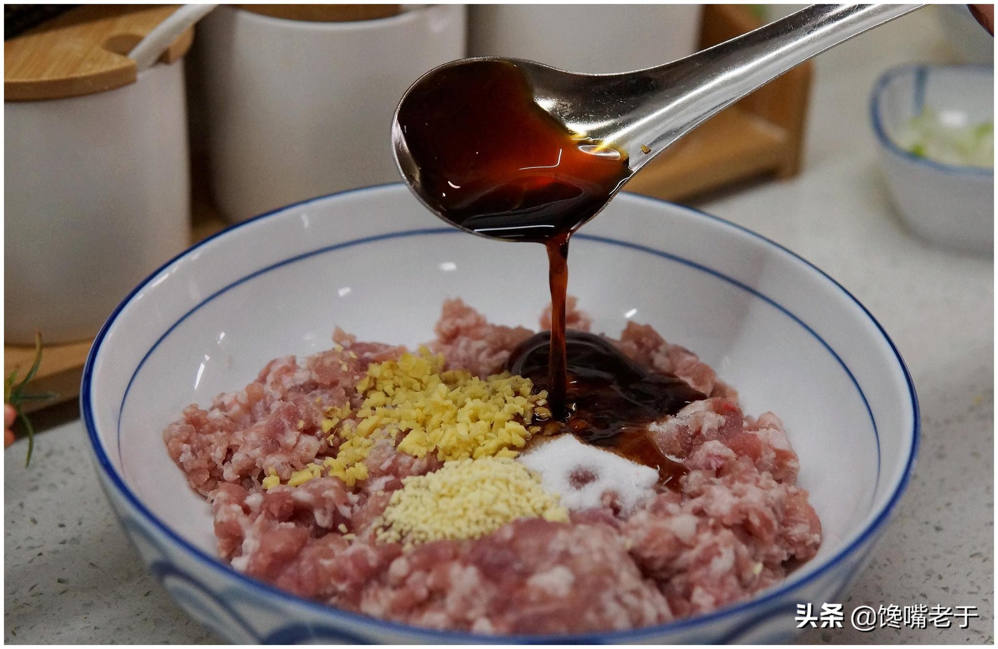 拌饺子馅时，先放油还是盐？一步错步步错，难怪饺子不鲜又难吃