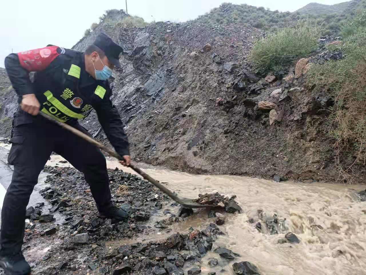 新疆和硕：雨天塌方道路受阻 民警冒雨排险护民安