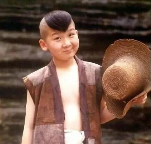 7歲走紅3上春晚，讓吳孟達靳東做配，“小叮當”如今怎么樣了？