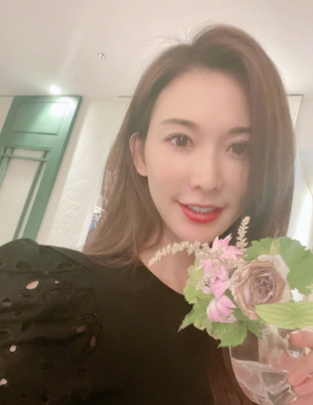 46岁林志玲晒照，皮肤白嫩红唇微张太妩媚，结婚2年超幸福