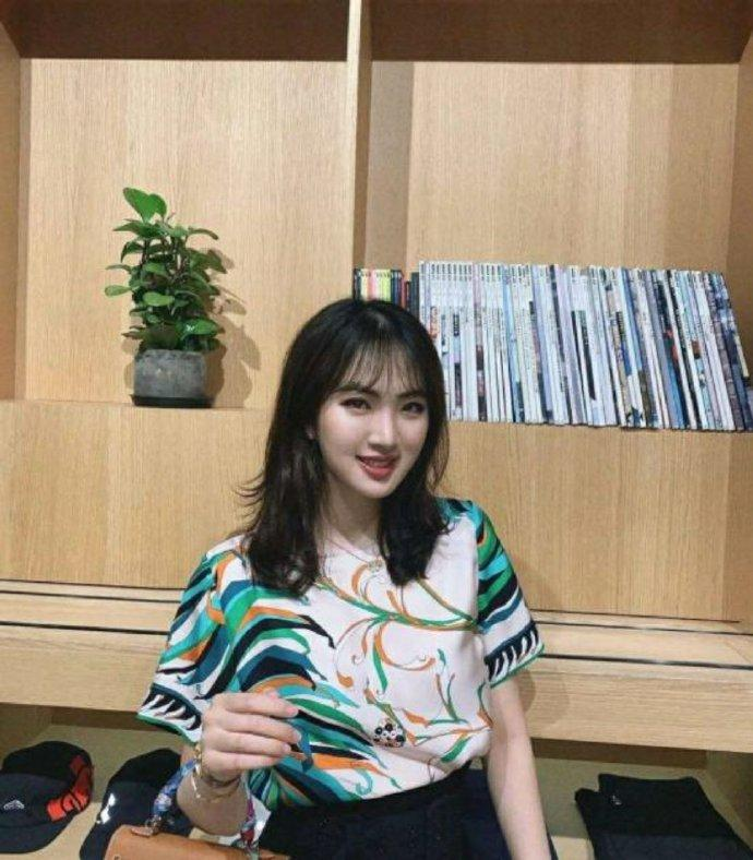 姚安娜入圈封面曝光，全身上下尽显富贵，为何出道就惹群嘲？