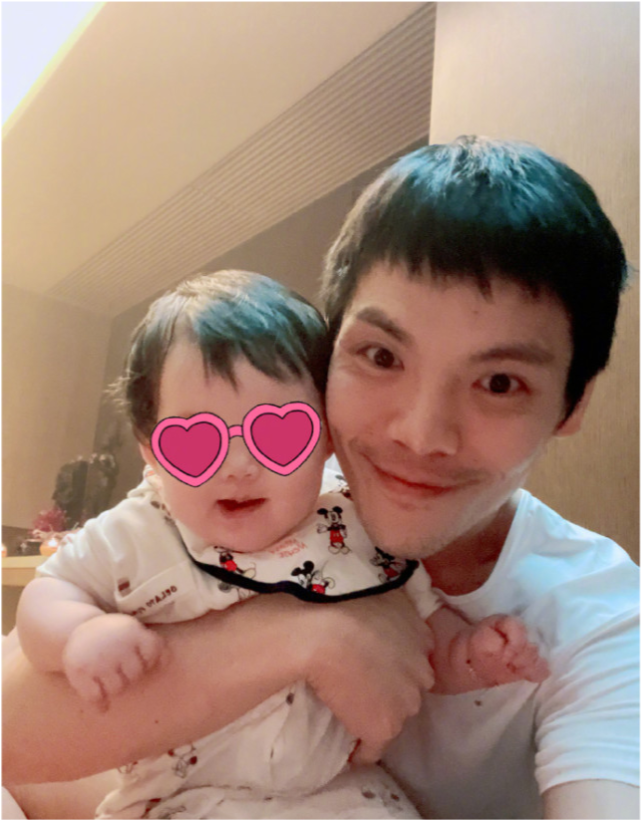 向佐与郭碧婷和女儿已团聚，透露cora活泼好动想带其攀登沙漠