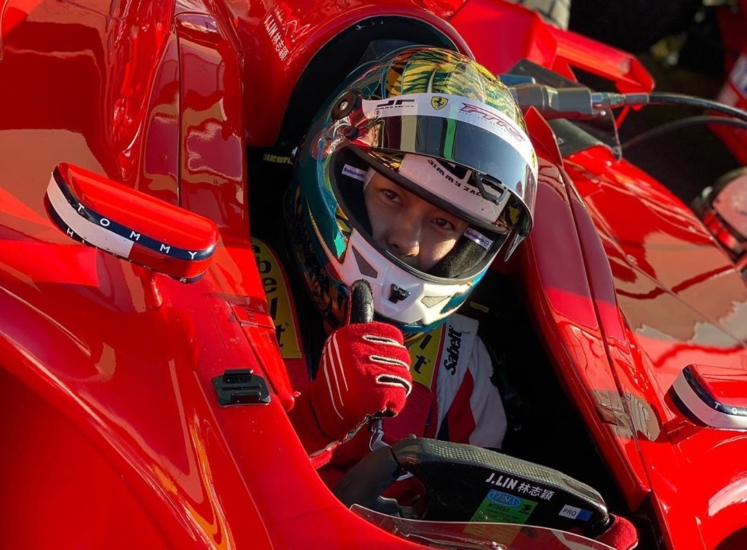 林志穎生日曬全家福，Kimi身高直追爸爸，三兄弟畫賀卡當禮物