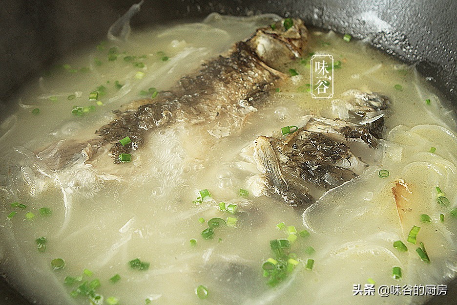 無論燉什麼魚，牢記住這2點，煮出的魚湯又濃又白，還沒腥味