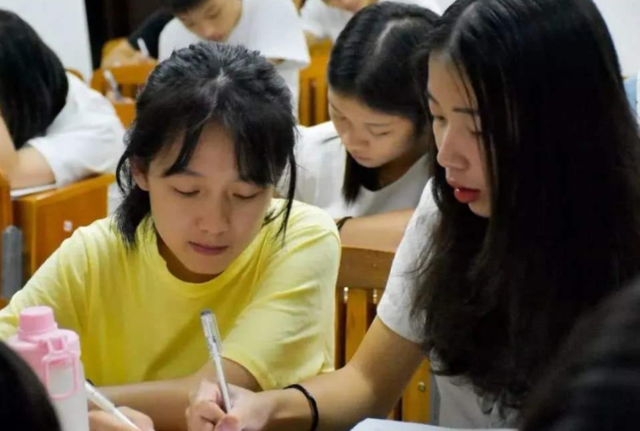 小學生“主軸球字體”走紅，宛如一團亂麻，老師批作業強忍怒火