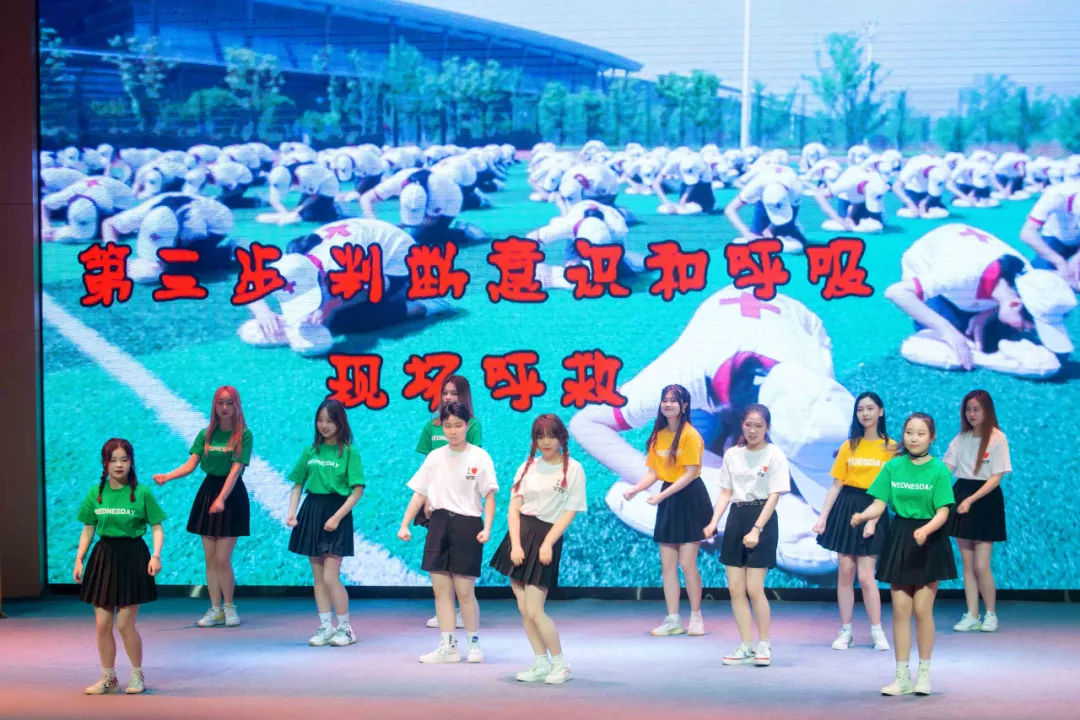艺术家陶慧敏与温肯学子同台献艺,献礼建党百年,歌唱红十字