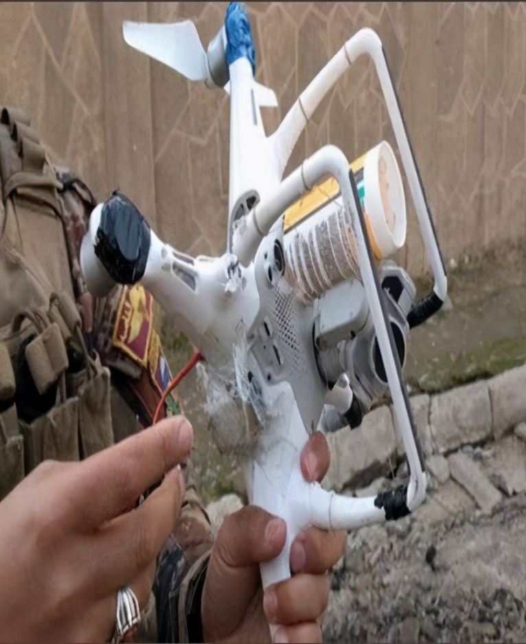 突發！ 兩架無人機入侵印軍基地，屋頂炸出大洞，防空系統形同虛設