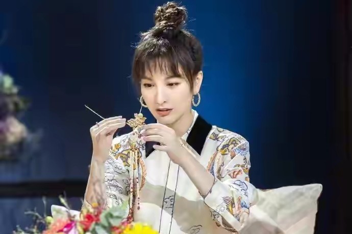 “東北赫本”吳昕的逆轉(zhuǎn)人生和她綜藝?yán)锏?個(gè)緋聞男友