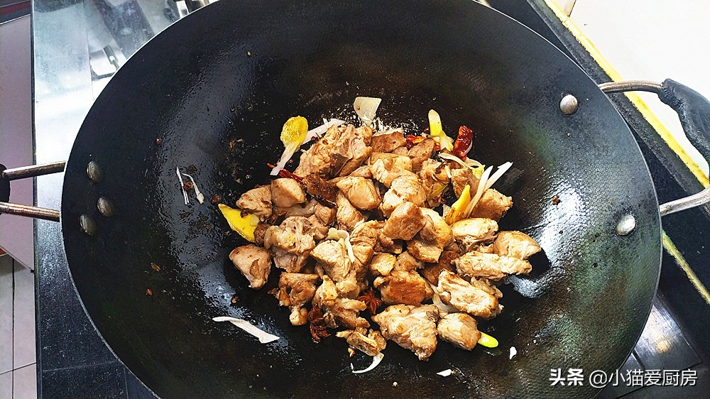 图片[9]-鹌鹑蛋红烧肉的家常做法 简单易学 好吃不腻 味道香鲜下饭-起舞食谱网