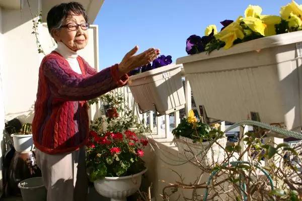 日本第一位女摄影师：71岁重新工作，97岁失恋，