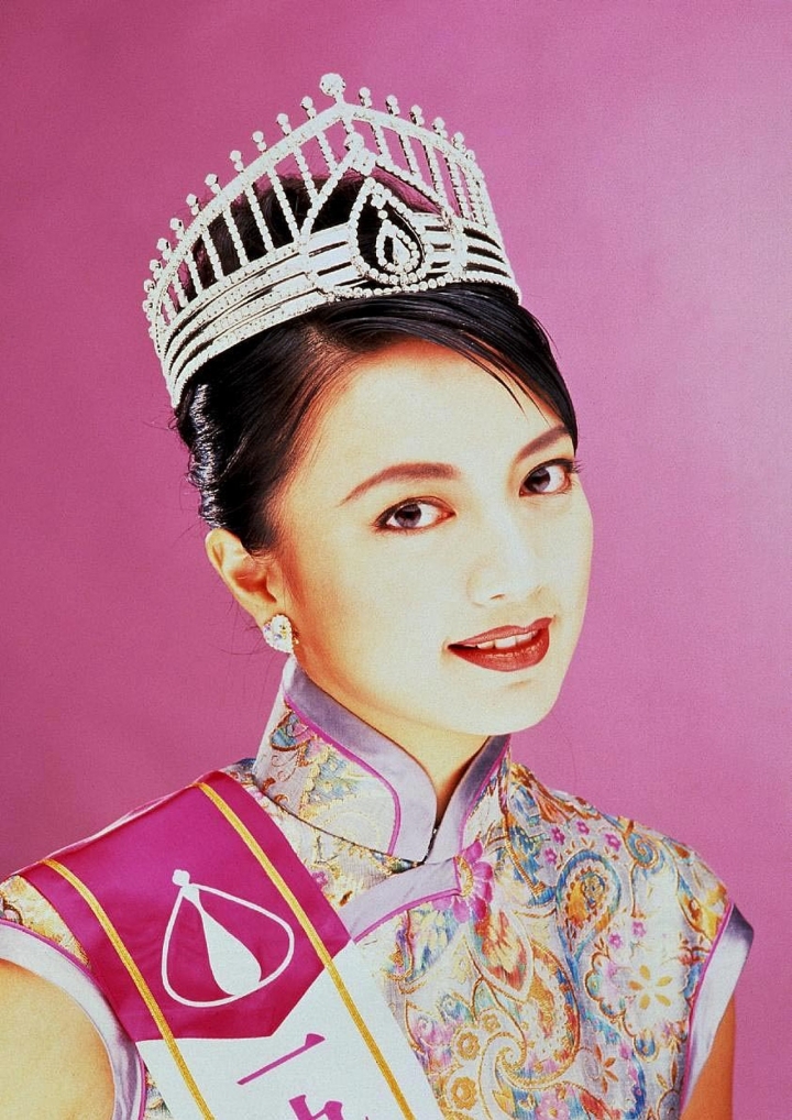 50岁港姐曝近况！曾是阔太住豪宅，因负债千万现与女儿摆摊赚钱