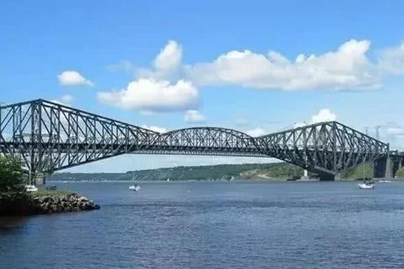 现场犹如放炮声，大桥断裂19000吨钢筋瞬间砸下，75人被活活压死