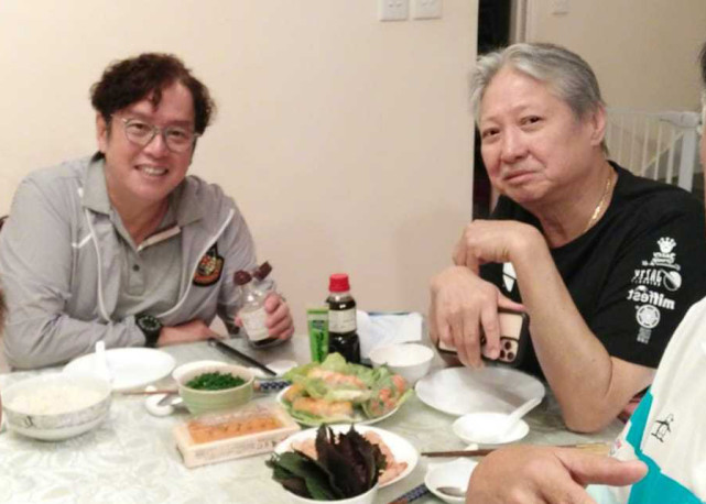 洪天明晒祖孙三代合影，69岁洪金宝罕见亮相气色佳
