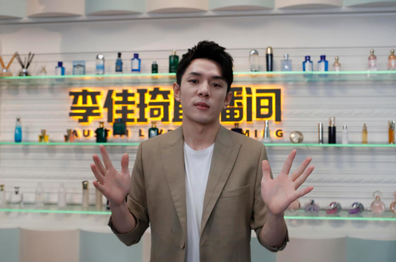 47岁杨坤喝酒后直播？满脸通红眼神飘忽，带货翻车被怼太尴尬