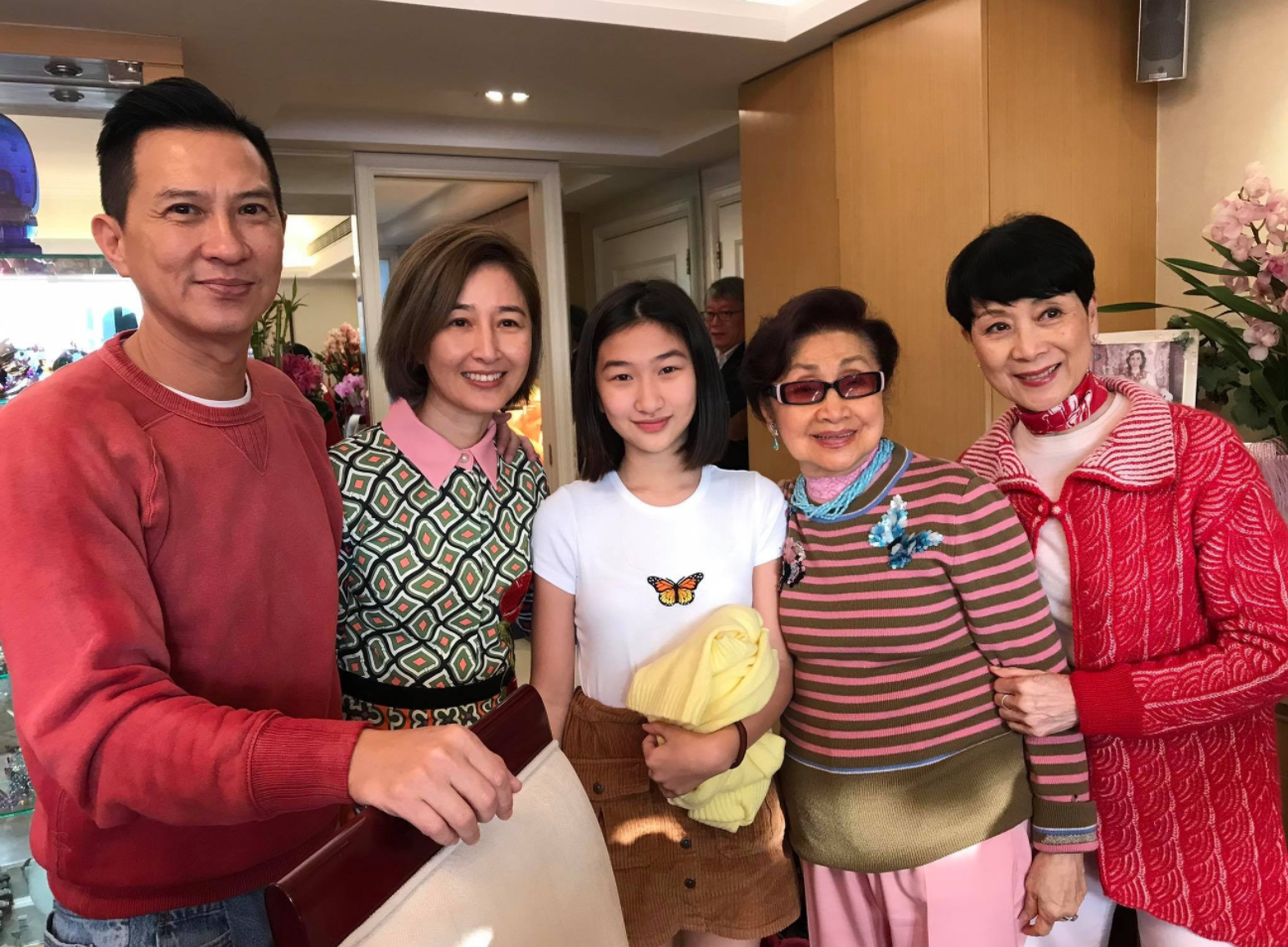 关咏荷现身商场，美貌好身材被赞保养有道，牵着女儿像姐妹