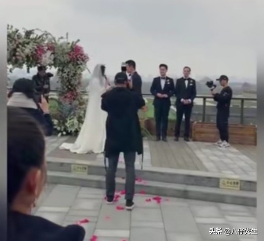 演员朱珠大婚,现场拿着手卡表白,这也要念台
