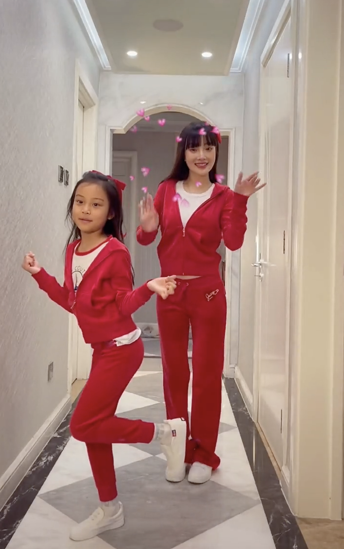 李小璐母親節曬母女視頻，各種風格切換，甜馨身高直逼媽媽肩膀