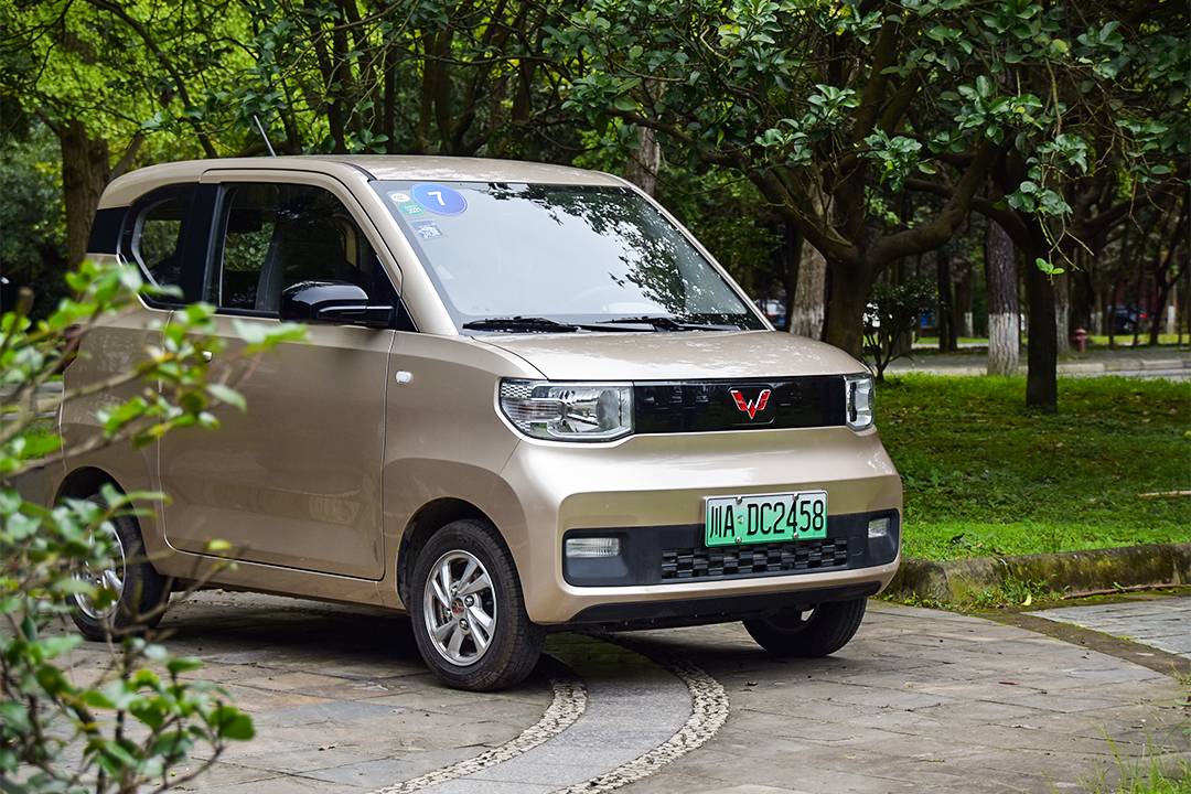 又一爆款诞生，买顶配不到四万，体验五菱宏光MINI EV