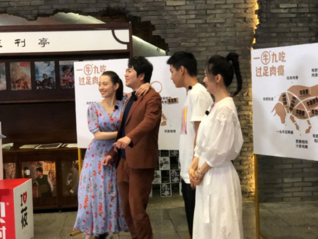 网友偶遇郎朗夫妇，郎朗抱小孩亲和力爆棚，吉娜瘦出排骨胸