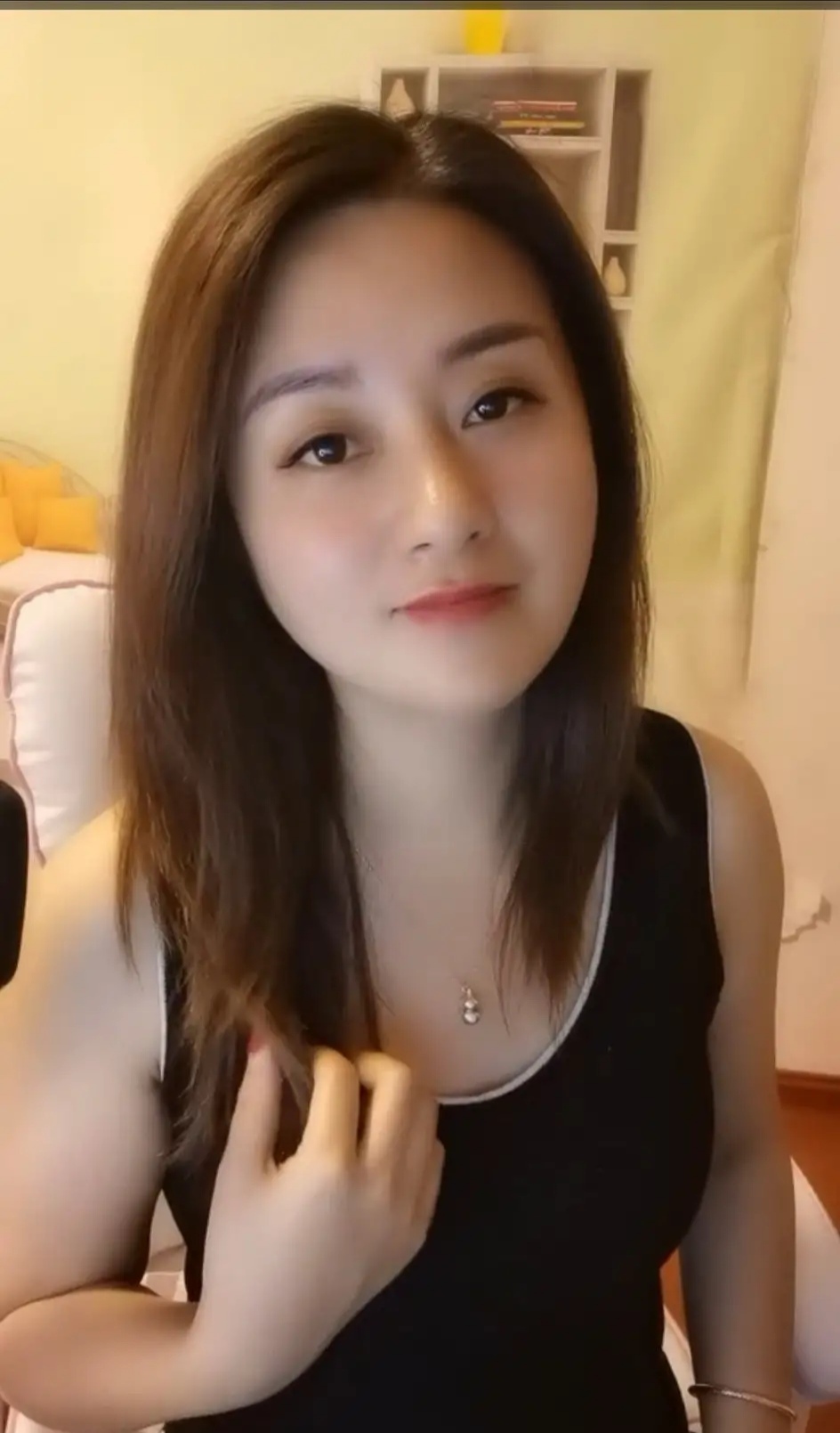 俏麗若三春之桃，清素若九秋之菊。