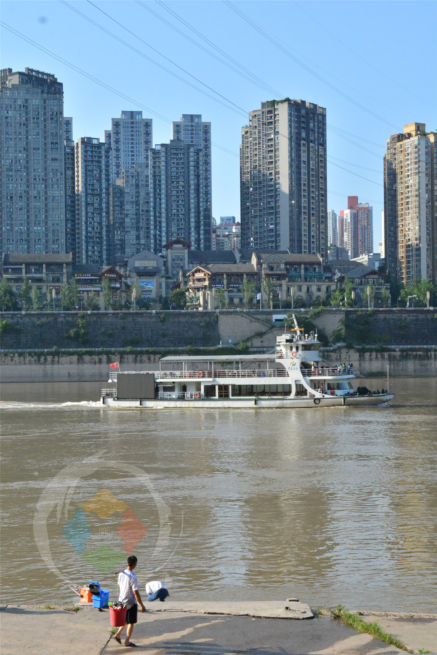 抬头能见轻轨，低头可以戏江水，快乐与危险并存的重庆大溪沟码头