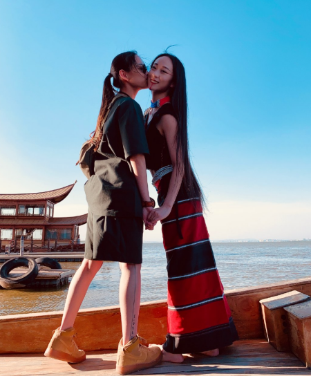 水月婚礼现场曝光，与女友甜蜜亲吻家人送祝福，恩师杨丽萍沉默？