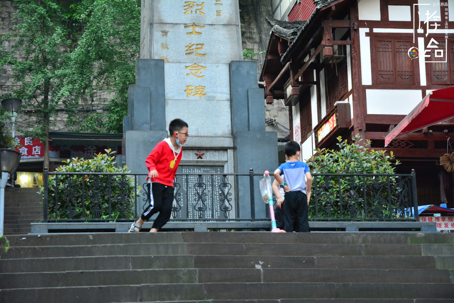 重庆渝中的”城中村“：龙蛇混杂的菜园坝，摩的和算命人纠缠不清
