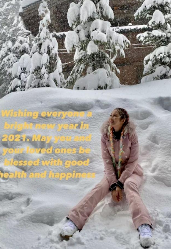 徐子淇夫妇雪中秀恩爱，穿粉色羽绒服套装配少女麻花辫，活力满满