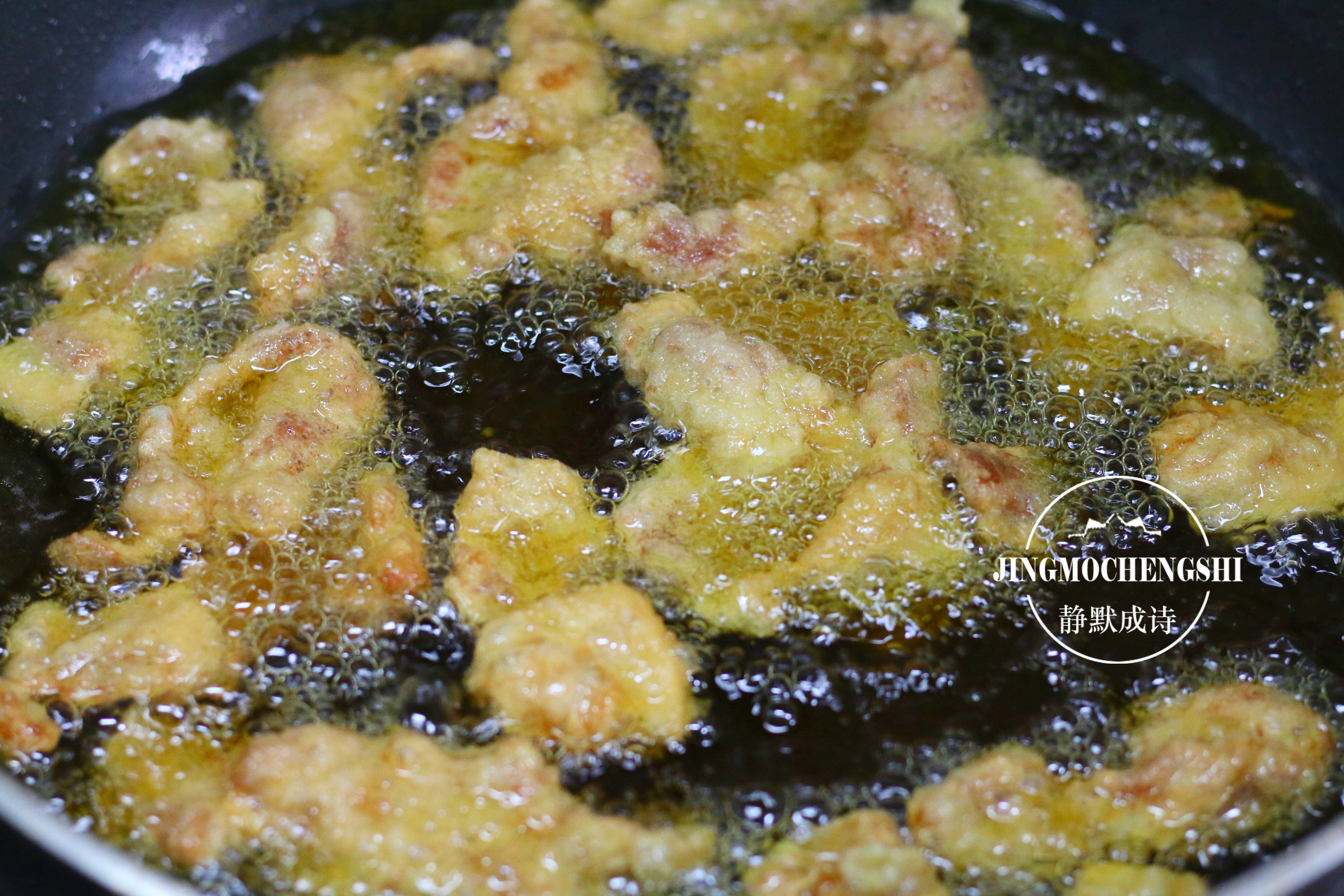 給豬肉換個做法，既香又酥，拿著吃煮湯吃都香，做一次吃好久