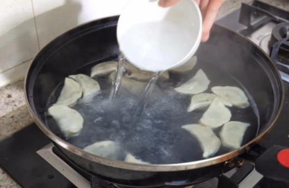 图片[5]-煮速冻饺子的技巧做法步骤图 也不粘锅-起舞食谱网