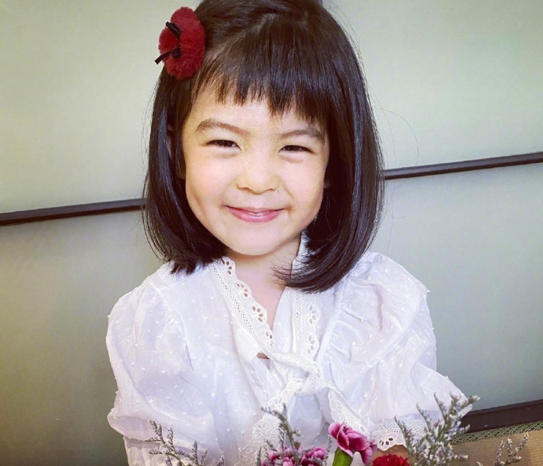 都说咘咘很像贾静雯，妹妹波妞近照曝光，五官长开要超越姐姐了