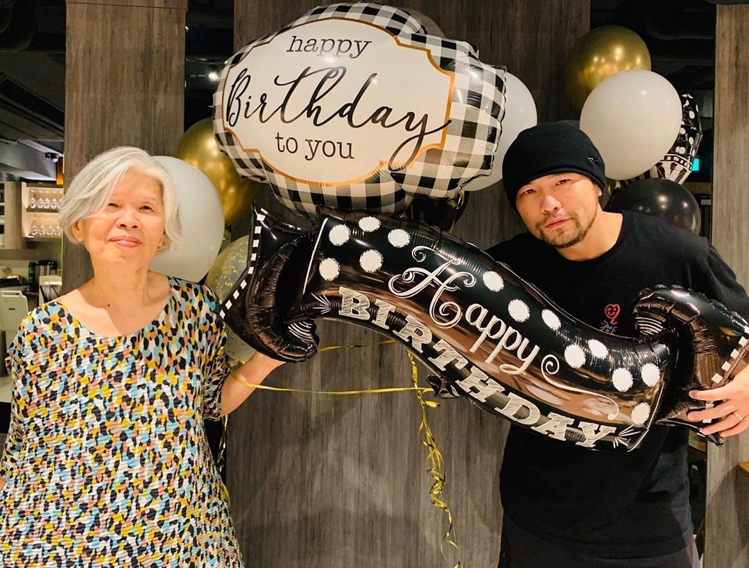 周杰伦晒照为母亲庆生，周妈妈白发苍苍，穿扮时髦但面容略显憔悴