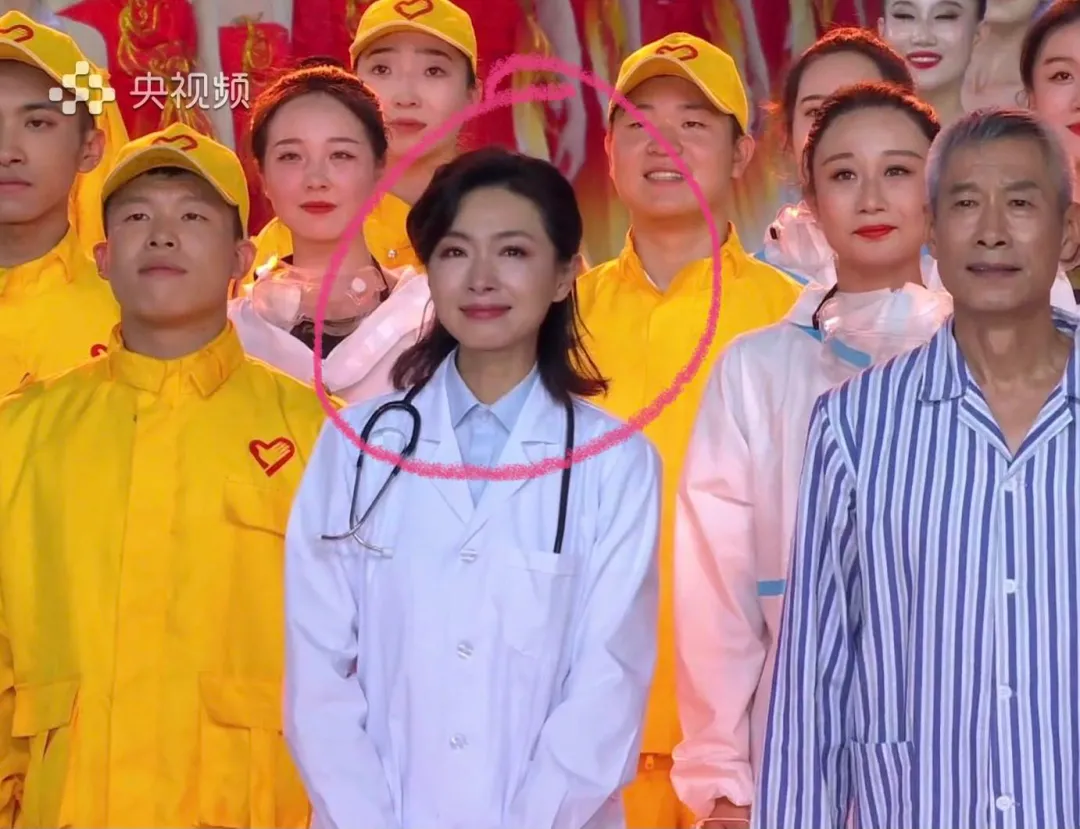 七一晚会女星:杨紫眼含热泪,高圆圆戴安全帽