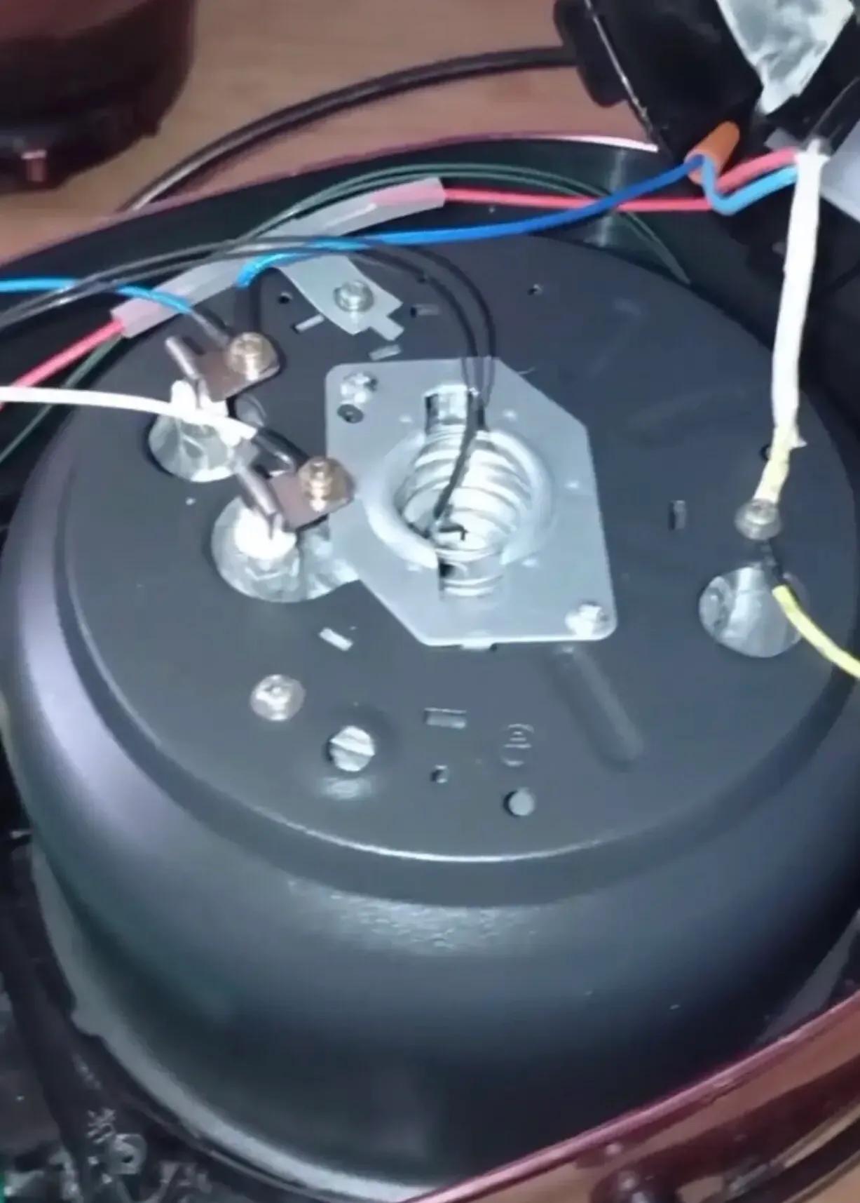 The electric rice cooker is leaking, use a multimeter to remove it