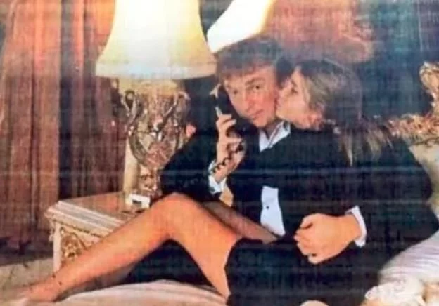 特朗普不“避嫌”！当老婆的面亲伊万卡，出去