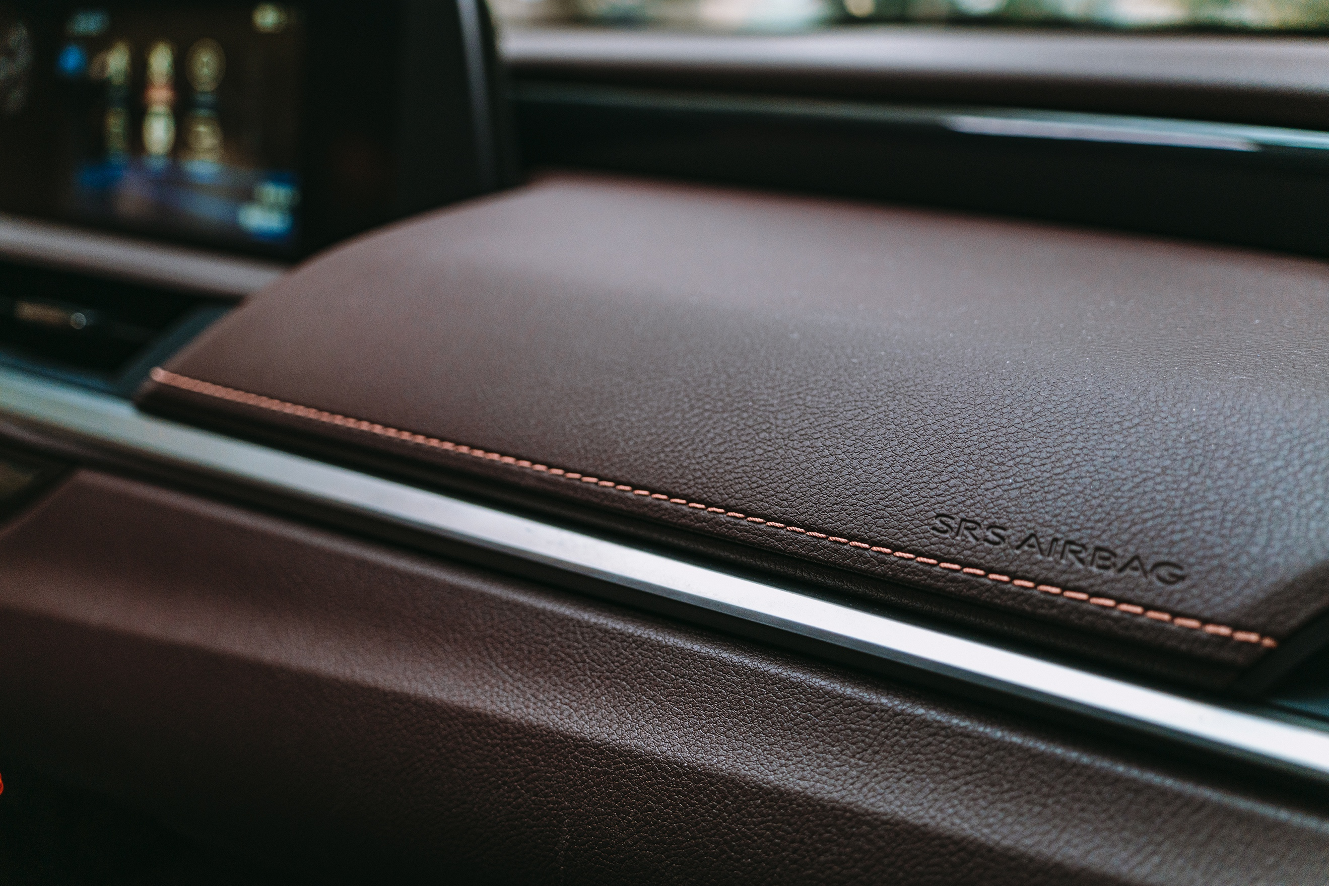 感受城市，需要一台安静并且舒适的雷克萨斯ES