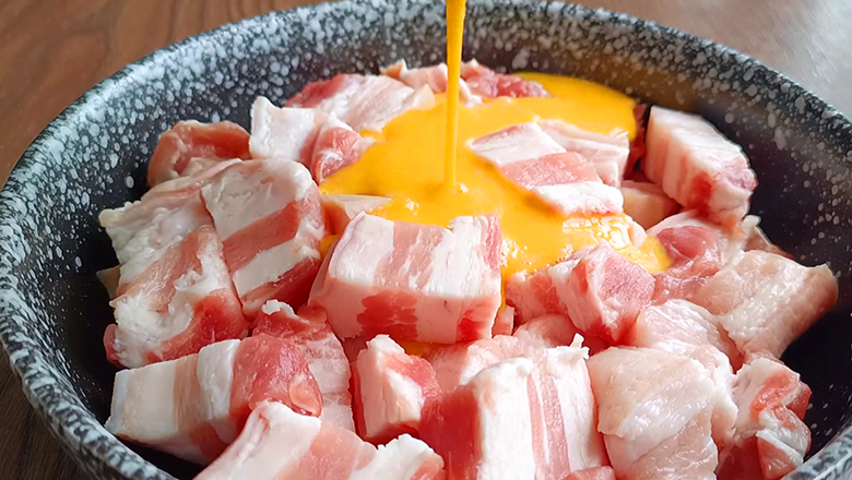 五花肉不要紅燒啦，淋2個雞蛋，你想不到的做法，每次上桌不夠吃