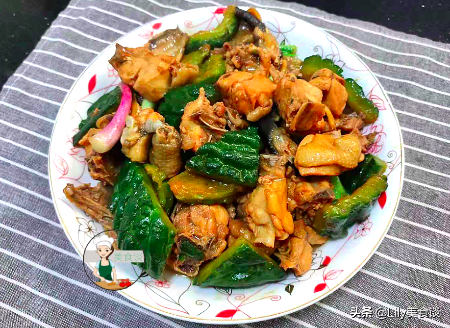 夏天這肉多給孩子吃，切塊和苦瓜一起燜，好鮮美啊，營養還不上火