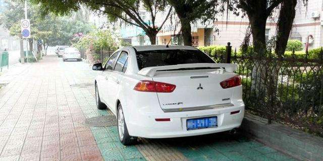 女司机刚提新车就被扣12分，问其原因，只怪自己