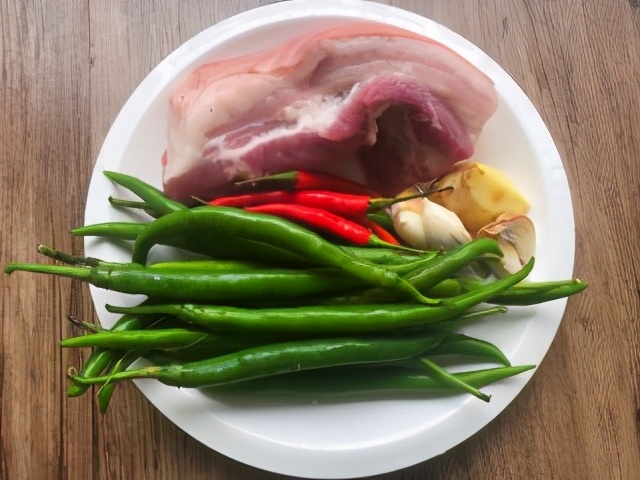 Many people make mistakes in the small farm pork, the chef teaches you the correct method, it is spicy and delicious.