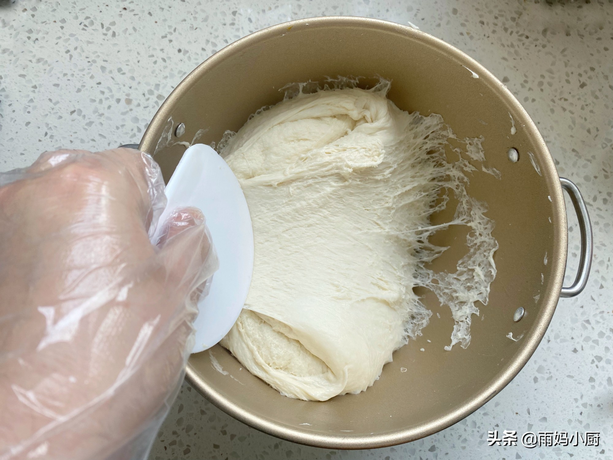 做过的面包里，最松软的就是奶排包，组织细腻又拉丝奶香味十足