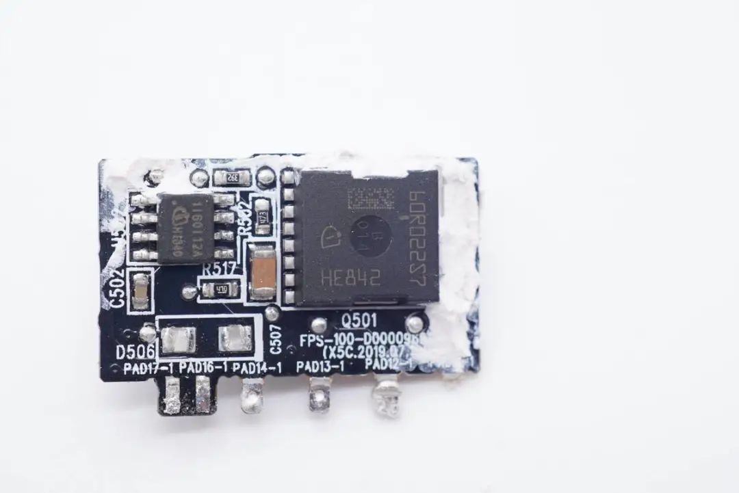 华硕最强游戏本标配300W电源，内置4颗氮化镓，内部结构揭晓