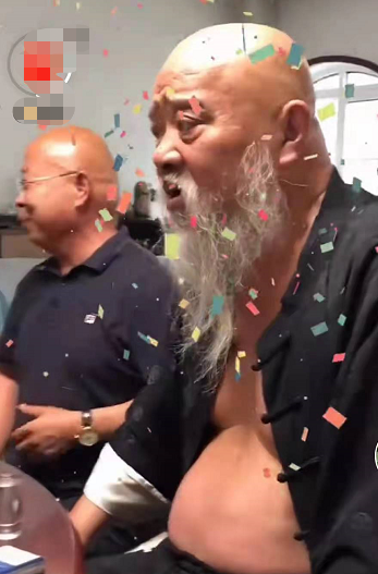 66岁李琦罕曝近况！不顾糖尿病大吃肘子肉，嗜酒如命家中堆满缸