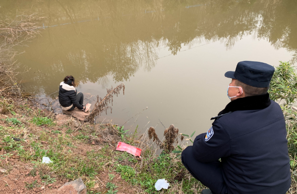 生死6秒钟 湖北远安民警救下轻生母亲