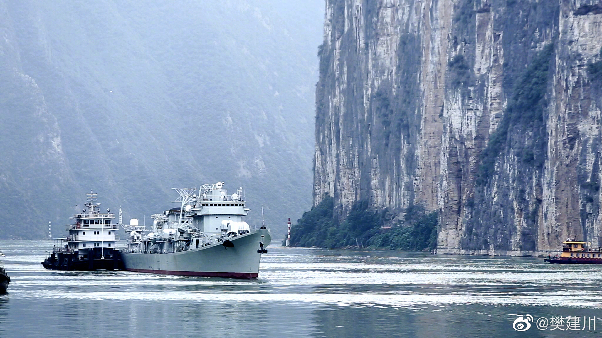 退役珠海舰前往重庆，长江沿线居民“护航”，暂时无法对外开放