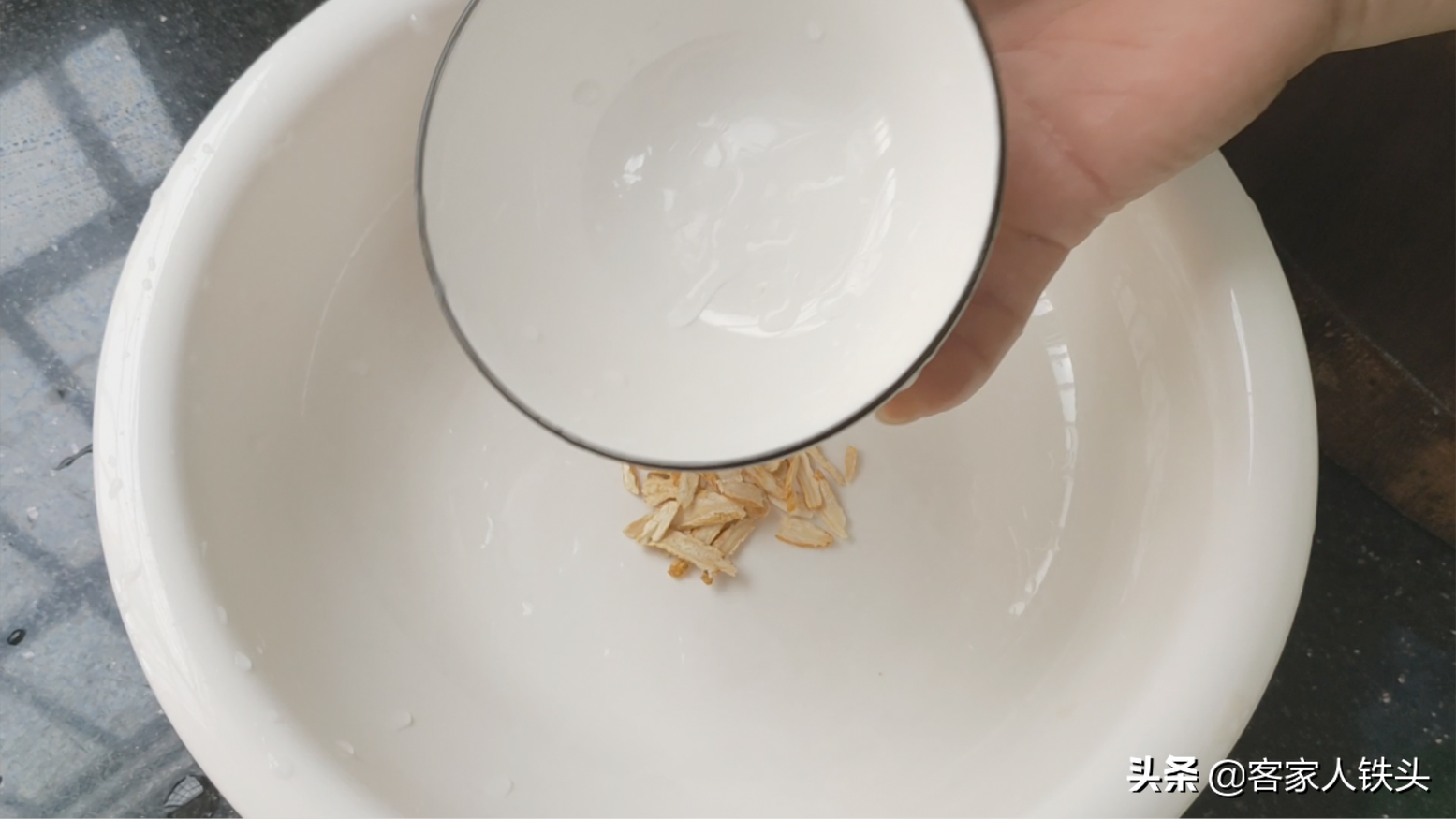 秋冬季客家人爱这样吃鸡，一只鸡一碗汤，甘香肉滑，营养好吃温补