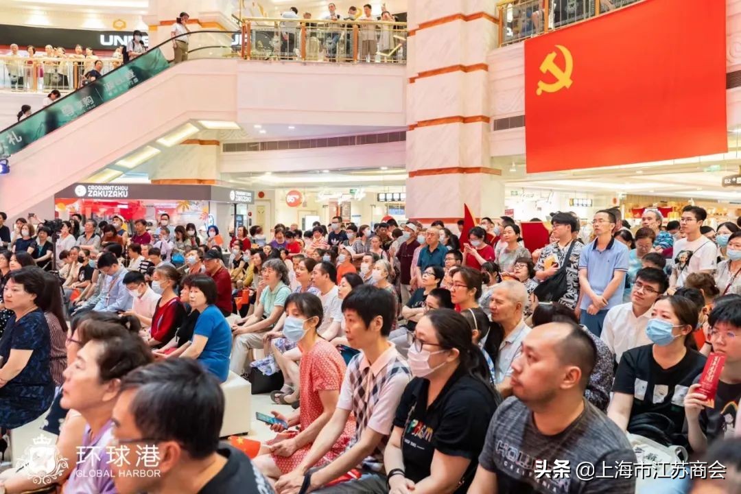 百人齐唱颂歌、三代同台共贺！上海环球港金色大厅奏响红色乐章